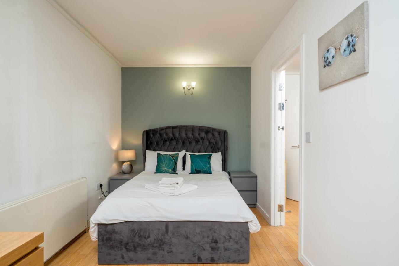 Lovely 3bd Flat, Parking, Sleeps Six Close To O2 * Londra